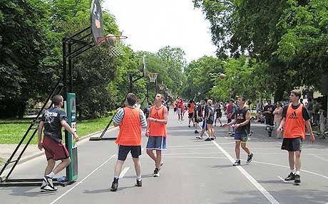 Szép idô, szép környezet, szép játék: streetball szombaton Szekszárdon