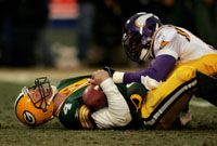 Brett Favre (4) és a Green Bay is a földön végezte a Minnesota Vikings ellen