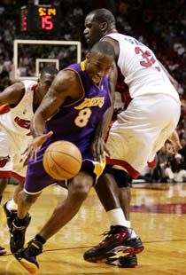 Kobe Bryant (balra) az elsô félidôben 21 pontot szerzett, viszont a nagyszünet után elrontotta az elsô nyolc dobását &#8211; így összességében régi harcostársa, Shaquille O&#8217;Neal dupla duplája (25 pont, 12 lepattanó) többet ért