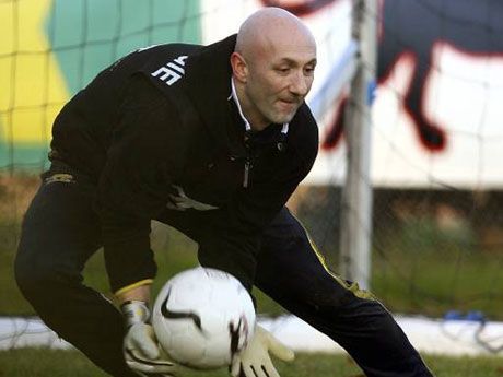 Fabien Barthez újra labdát foghat