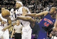 Hubert Davis (44) és csapata, a Detroit Pistons hétmérföldes léptekkel halad a Keleti fôcsoport legelején (Fotó: Reuters/Mike Cassese)