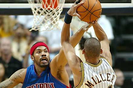 Reggie Millert (háttal) Rasheed Wallace próbálja szerelni. A detroitiak szíve nem lágyult meg attól, hogy ők zárhatják le a legendás hátvéd pályafutását (fotók: Reuters)