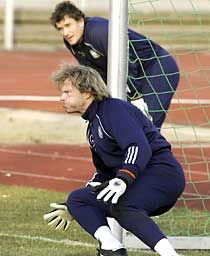 Az Arsenal bravúrkapusa, Jens Lehmann kivárta a sorát, és immár Oliver Kahn (elöl) szorult a háttérbe