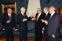 A Sándor-palotában a 6:3-ra koccintottak (balról): Buzánszky Jenô, Mádl Ferenc, Grosics Gyula, Szepesi György és Várhidi Pál (Fotó: MTI)