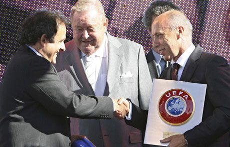 Michel Platini (balra), Lennart Johansson, Kisteleki István: egy a cél!