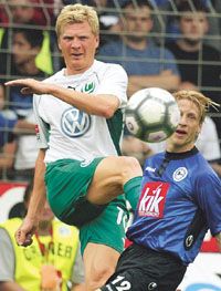 Stefan Effenberg vezette gyôzelemre a tabellán a hetedik helyre ugró Wolfsburgot