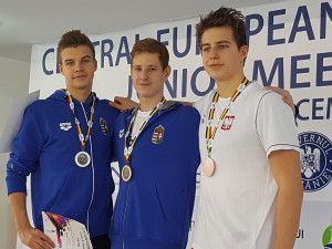 Zombori Gábor (középen) a 200 m vegyesben aranyérmes lett Romániában Bukovics Milán (balról) előtt Forrás: MÚSZ