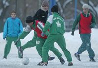 A kiadós havazás sem akadályozza meg Patonyi Lászlót abban, hogy edzést vezényeljen a Szent István csapata jókedv&ucirc; játékosainak (Fotó: Meggyesi Bálint)