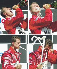 Úgy tűnik, az ötszörös világbajnok Schumacher sohasem unja meg a pezsgô ízét (Fotó: Reuters)