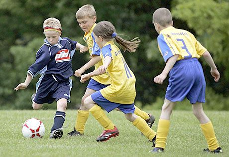 A gyerekfutballban mindenki egyenlô: a lánynak ugyanúgy helye van a csapatban, mint a fiúknak