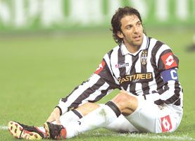 Alessandro Del Piero ül, de attól nem kell tartania, hogy anyagilag padlóra kerül &#8211; a Juventus sztárja néhány játékossal együtt továbbra is horribilis összegeket kereshet