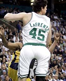A képen az látszik, amint Jamaal Tinsley, az Indiana játékosa furfangos technikával szereli Raef LaFrentzet. Lehet, hogy az ilyen megmozdulások miatt nem bírt a Celtics a Pacersszel? (fotó: Reuters/Brian Snyder)