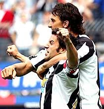 Del Piero (balra) volt a mezôny legjobbja a Milan&#8211;Juventus rangadón