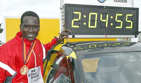 Paul Tergat büszkén, mosolyogva pózolt a két évvel ezelôtti berlini maratoni versenyt követôen a világcsúcsidôt jelzô idômérô mellett