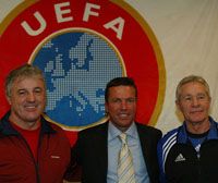 Mesterek egy zászló alatt (balról): Bicskei Bertalan, Lothar Matthäus és az edzôszakma titkaira továbbra is kényes Mezey György (Fotó: Danis Barna)