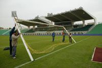 A Puskás Ferenc-stadionban már minden elôkészület megtörtént az Eb-selejtezôre, a pályamunkások a kapukat is felállították (fotó: Czagány Balázs)