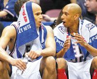 Jefferson (balra) a pontgyártásról, Kittles a védekezésrôl tart beszámolót