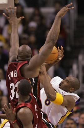 Shaq O&#8217;Neal itt tényleg úgy tornyosul Kobe Bryant (jobbra) előtt, mint egy tűzfal