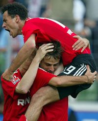 Dimitar Berbatov (középen) idénybeli tizenhatodik góljával terelte a BL ösvényére a Bayer Leverkusent