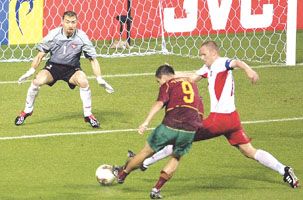 A lengyelek hiába állítottak külön ôrzôt Pedro Pauletára (9), a portugál csatár épp harmadik gólját rámolja be Jerzy Dudeknek