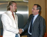 Florentino Pérez (jobbra) újraválasztása miatt David Beckhamnek nem kell elhagynia a Real Madridot