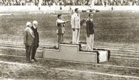 Kárpáti Károly a berlini olimpiai dobogó legfelsô fokán, elôtte a második a finn Pihlajamäki, mögötte az ezüstérmes német Ehrl