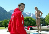 Kapusok és havasok: Szécsi Zoltán és Jászberényi Gábor a Lienzi-medence medencéjének partján (Fotó: Mirkó István) Kapusok és havasok: Szécsi Zoltán és Jászberényi Gábor a Lienzi-medence medencéjének partján (Fotó: Mirkó István)