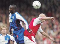 Yorke (balra) szerezte azt a gólt, amellyel a Blackburn legyôzte az Arsenalt, és a tizenegyedik forduló szenzációját szolgáltatta Yorke (balra) szerezte azt a gólt, amellyel a Blackburn legyôzte az Arsenalt, és a tizenegyedik forduló szenzációját szolgáltatta