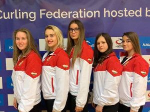 A lányok jó úton haladnak, hogy felülmúlják a tavalyi negyedik helyezésüket Forrás: Magyar Curling Szövetség