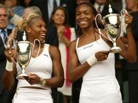 Jellemzô a Williams lányok fölényére, hogy az idén taroltak Wimbledonban: az egyes döntôjében Serena (balra) megverte Venust, míg párosban együtt lettek bajnokok (Fotó: Reuters)