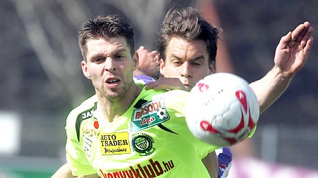 Hajdú Norbert remekül fedezi a labdát Vermes Krisztián elôl, a Tatabánya is ilyen jól vigyázott a döntetlenre Hajdú Norbert remekül fedezi a labdát Vermes Krisztián elôl, a Tatabánya is ilyen jól vigyázott a döntetlenre
