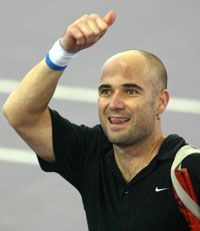 Andre Agassi éppen azt mutatja, hogy hányadik helyen szeretné zárni a világranglistát