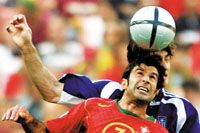 Luis Figo (elöl) és a többi portugál játékos számára csak a gyôzelem adhat reményt, minden más eredmény esetén kezdhetnek megbarátkozni a korai búcsú gondolatával