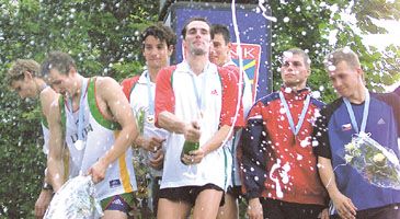A magyar férficsapat (középen) önfeledt ünneplése teljesen érthetô volt, hiszen megvédte Európa-bajnoki címét (Fotó: Danis Barna)
