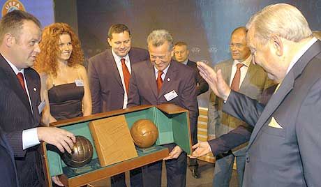 A magyar?horvát küldöttségtôl díszes csomagban vette át az UEFA elnöke, Lennart Johansson (jobbra) az ezeroldalas pályázati anyagot ? járt mellé két labda is A magyar?horvát küldöttségtôl díszes csomagban vette át az UEFA elnöke, Lennart Johansson (jobbra) az ezeroldalas pályázati anyagot ? járt mellé két labda is