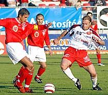 Vitelki Zoltán (balra) és Bojan Lazics összecsapása – és a következô pillanatban már kemény présbe került a labda (Fotó: Pluzsik Tamás)