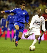 Egy madridi (Flávio Conceicao, jobbra) és egy &#8222;világi&#8221; brazil (Kaká) küzd a labdáért (Fotó: Reuters/Sergio Perez)