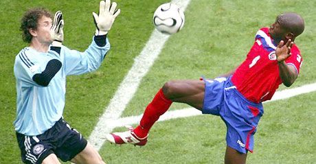 Paulo Wanchope letette a névjegyét: két gólt lôtt Jens Lehmann-nak