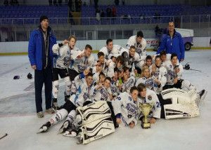 Az Ocskay Akadémia U14-es csapata ha így folytatja, újra bajnoki címet ünnepelhet Forrás: jegkorongakademia.hu