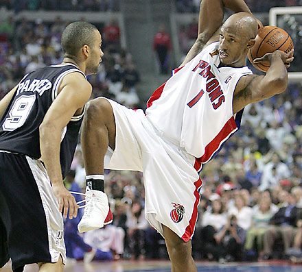 Az biztos, hogy ha Chauncey Billups (jobbra) ezzel a módszerrel fedezi a labdát, akkor Tony Parker nem fér hozzá. A mozdulat akár szimbolizálhatná is a harmadik és a negyedik mérkőzésen történteket (fotó: Reuters/Lucy Nicholson)