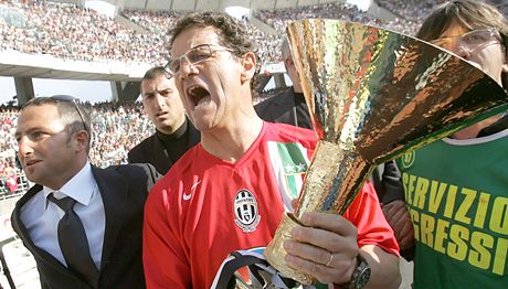 Fabio Capello vezetôedzô a nehéz helyzetben is tudott örülni a Juventus bajnoki trófeájának, sôt úgy véli, a bundaügy vizsgálatán Olaszország egyszer még sokat fog nevetni