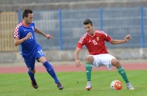 Tóth Bence (pirosban) nagy szerepet vállalt az U19-esek elitkörbe jutásában Forrás: vezspremuse.hu