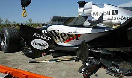 Így festett Juan Pablo Montoya McLaren-Mercedese a baleset után, de a versenyzőn egy karcolás sem esett