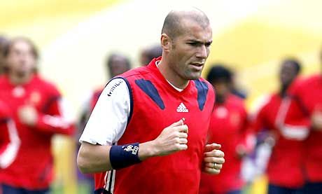 A magányos harcosért, Zinedine Zidane-ért is küzdöttek a társak, így egy meccs még biztosan jut az ?öregnek? is a világbajnokságon, mielôtt elbúcsúzik a profi futballtól