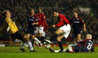 Ryan Giggs (középen) lövését követôen a Manchester United szurkolói még okkal reménykedtek a pontszerzésben, a hajrában azonban újra jött a Middlesbrough&#8230;