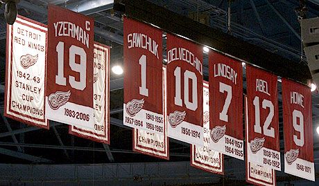 Steve Yzerman 19-es meze a Joe Louis Arena plafonjáról lóg le ezentúl