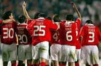 A Benfica játékosai a mérkőzés előtti emlékezés alatt