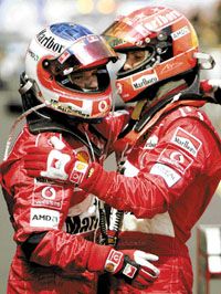 Schumacher (jobbra) és Barrichello nem foglalkozik a pletykákkal