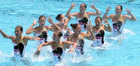 A magyar m?úszó lányok évek óta készülnek a pörgôs zenére összeállított gyakorlatukkal, hogy végre hazai közönség elôtt is bemutathassák