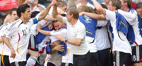 Jürgen Klinsmann (képünkön középen) és az általa dirigált Nationalelf meglepetést szerzett a stílusos futballjával, és még azok is megszerették a német válogatottat, akik korábban úgy gondolták, Michael Ballackék korán elvéreznek